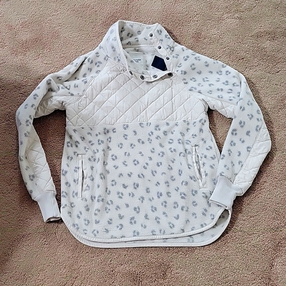 Womens NWT Abercrombie and Fitch XS  pullover leopard print